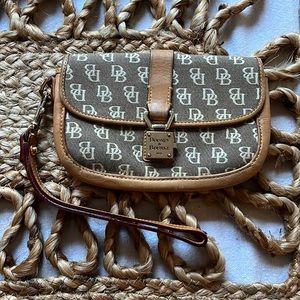 Dooney & Bourke wristlet. Locking logo